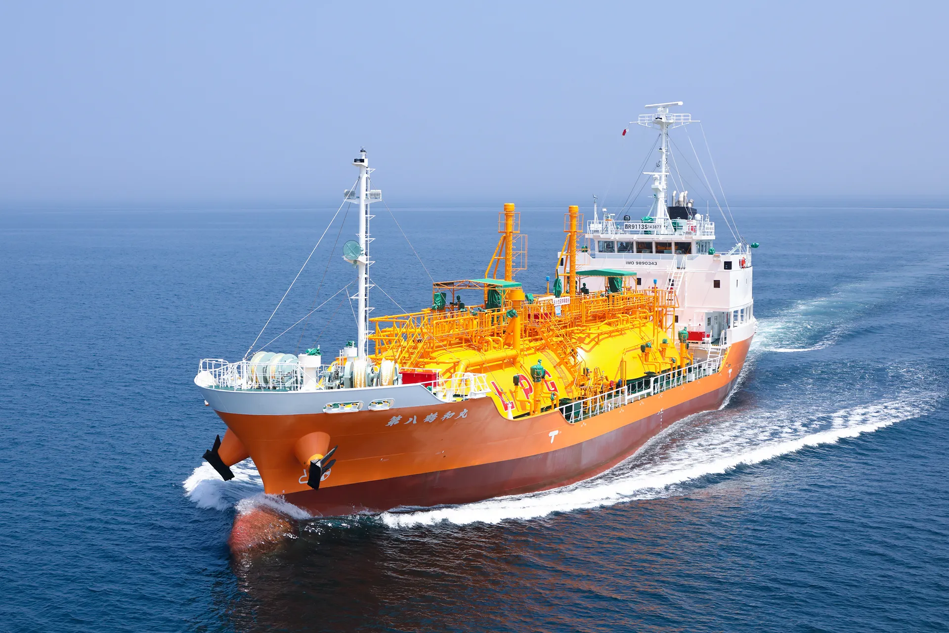 外航船「GAS EXPLORER」の航行風景